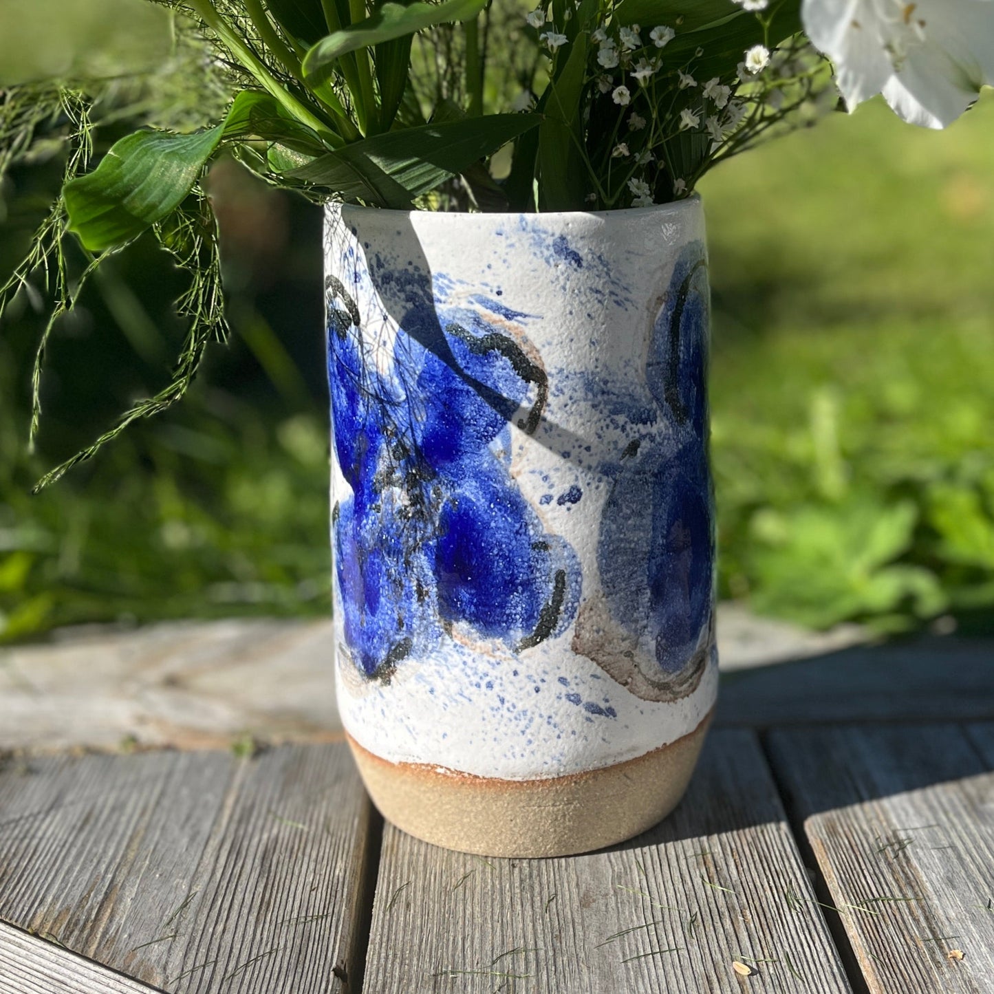 Vase med blå dekor