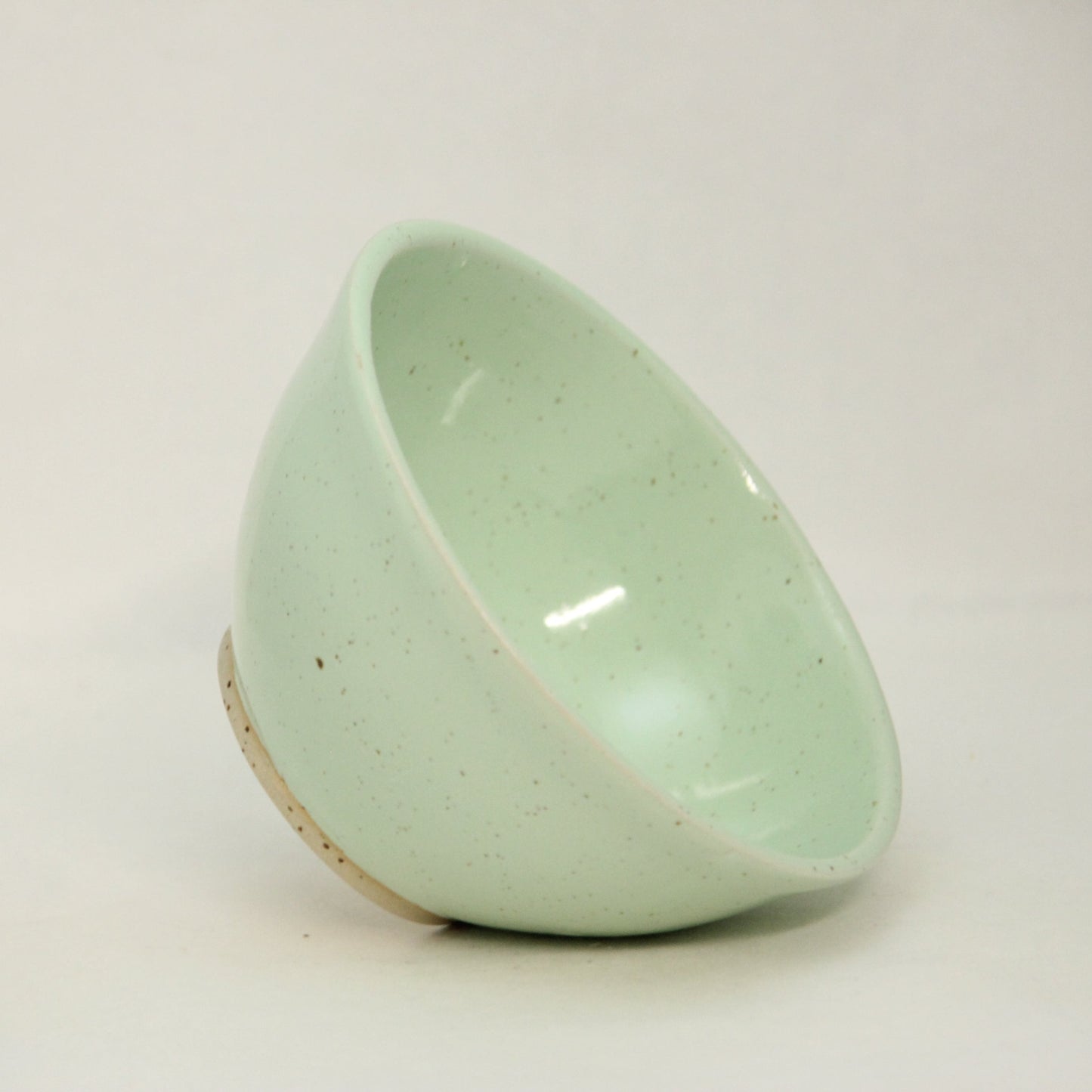 Pastellgrønn skål med spetter