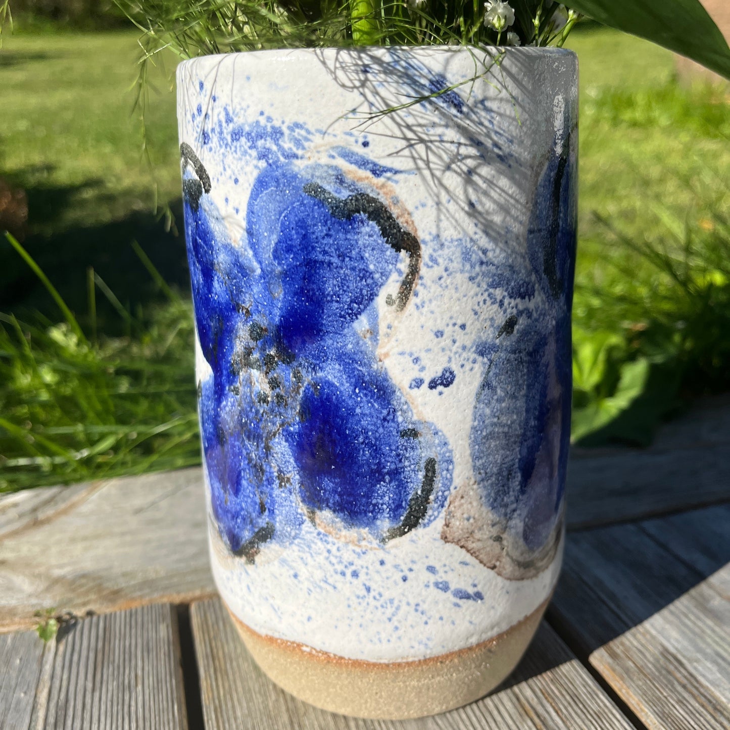 Vase med blå dekor