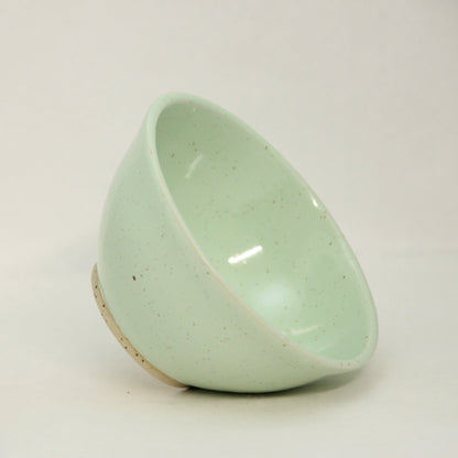 Pastellgrønn skål med spetter