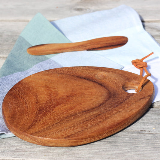 Håndlaget asjett/fjøl i tre