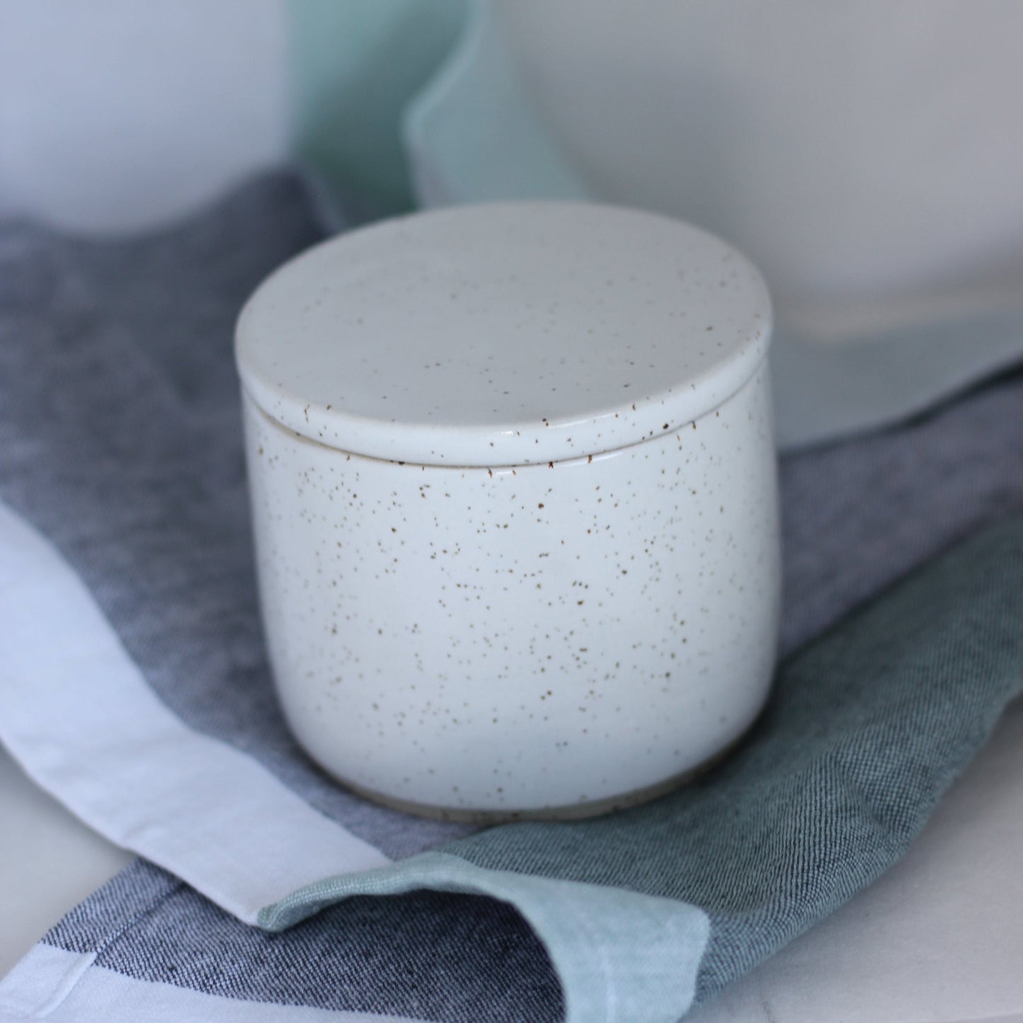 Hvit smørklokke "Butter-bell"