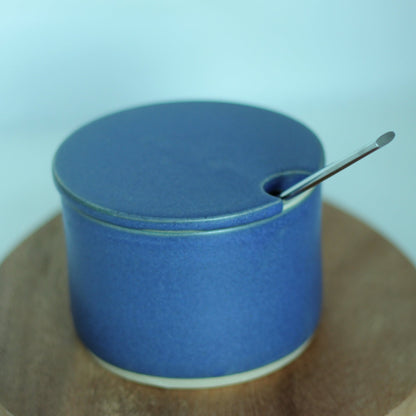 Blå krukke med lokk