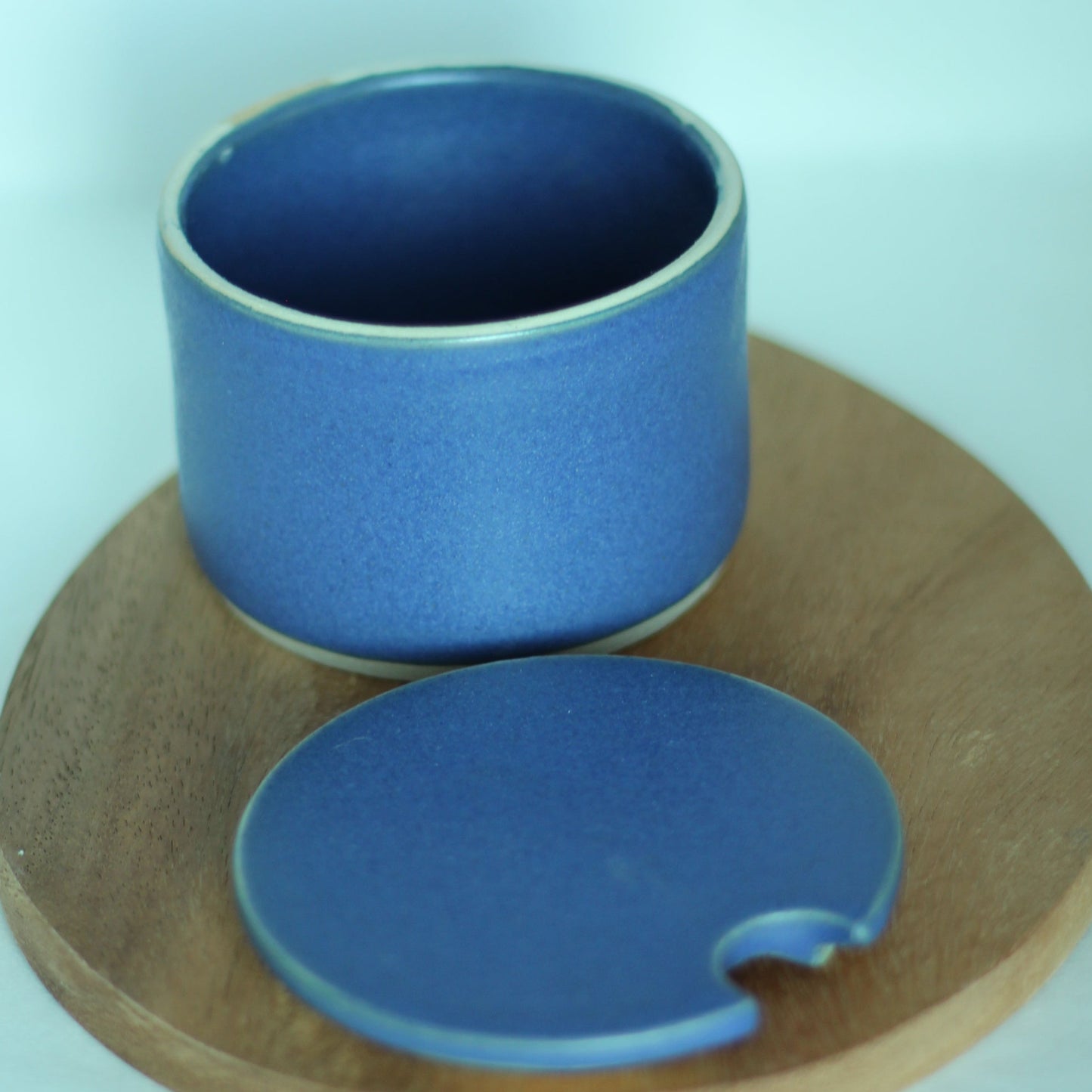 Blå krukke med lokk