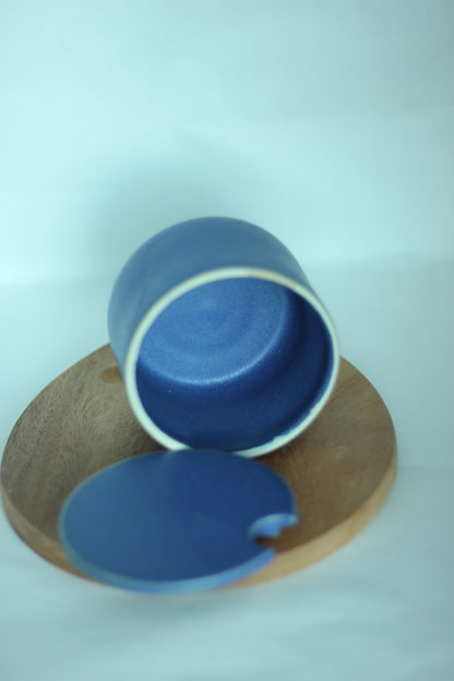 Blå krukke med lokk