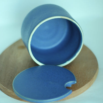 Blå krukke med lokk