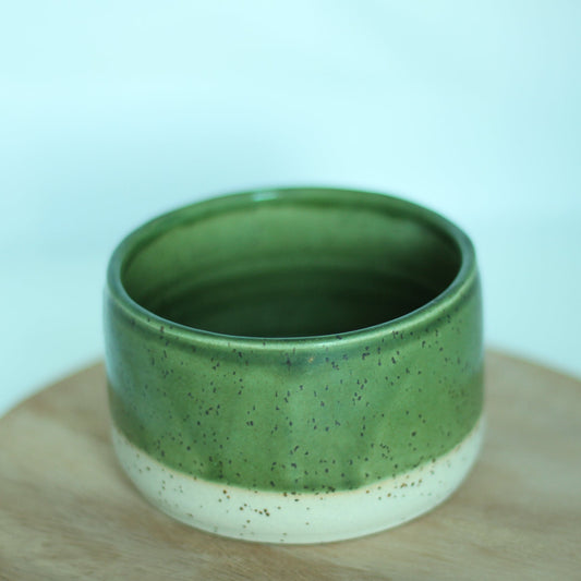 Grønn/sandfarget skål