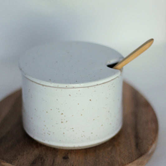 Hvit sukkerkrukke med lokk