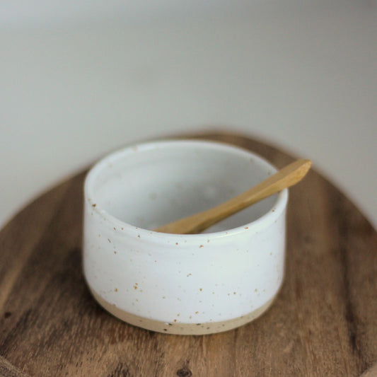 Hvitt saltkar med skje