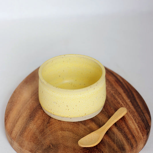 Gult saltkar med skje