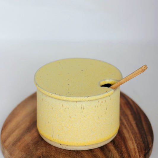 Gul sukkerkrukke med lokk